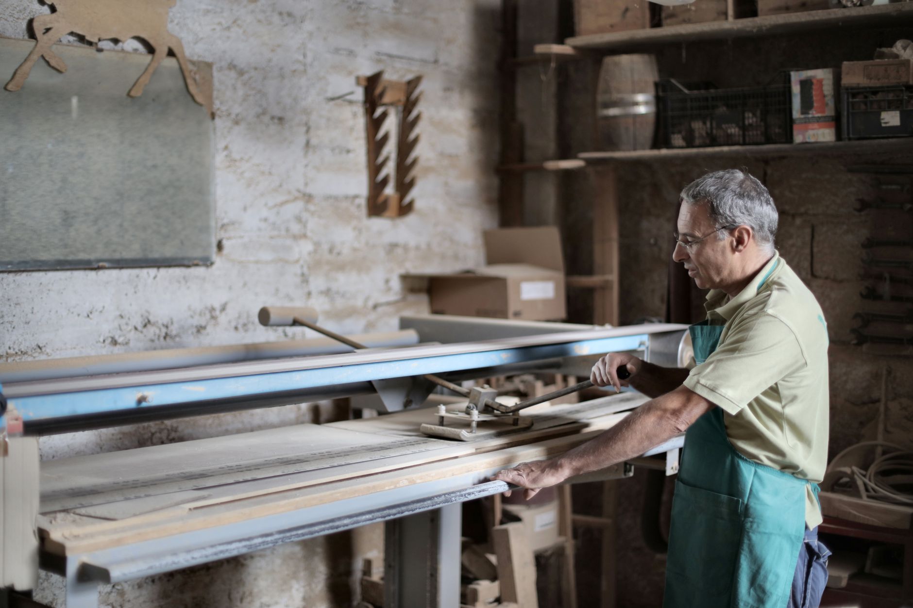 Menuisier à 